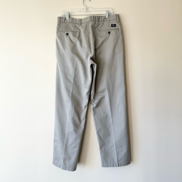 Dockers Relaxed Fit Flat Front No Wrinkle Twill Tan Khakis Pants Sz 34 x 31 - Picture 2 of 7